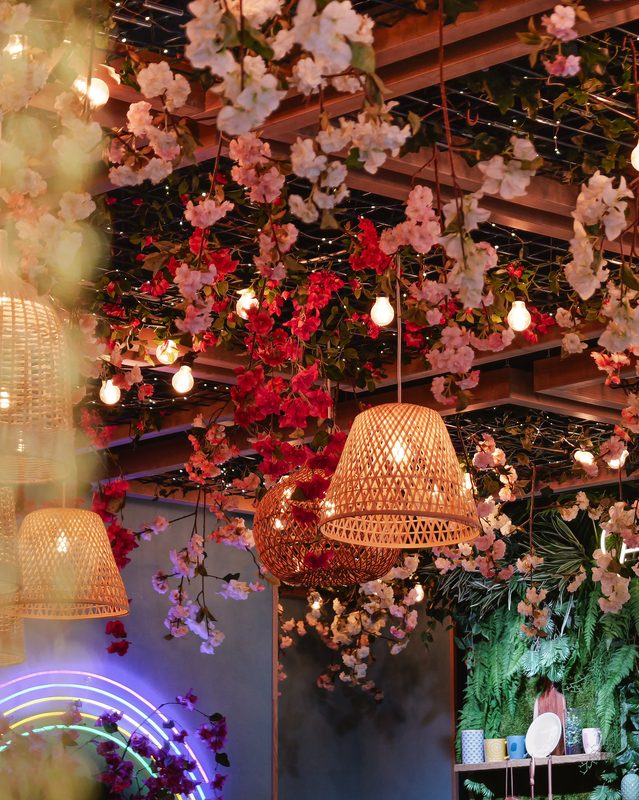 Décoration florale suspendue et luminaires en osier chez Crêpe Touch