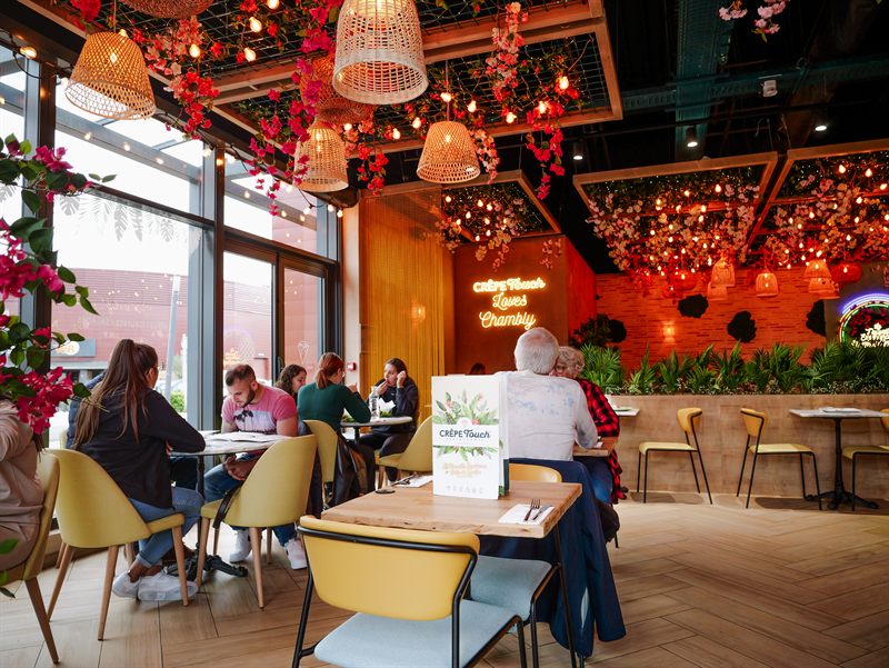 Décor intérieur Crêpe Touch avec néons et plantes suspendues