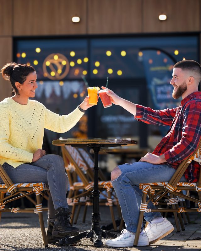 Couple trinquant avec des cocktails en terrasse chez Crêpe Touch