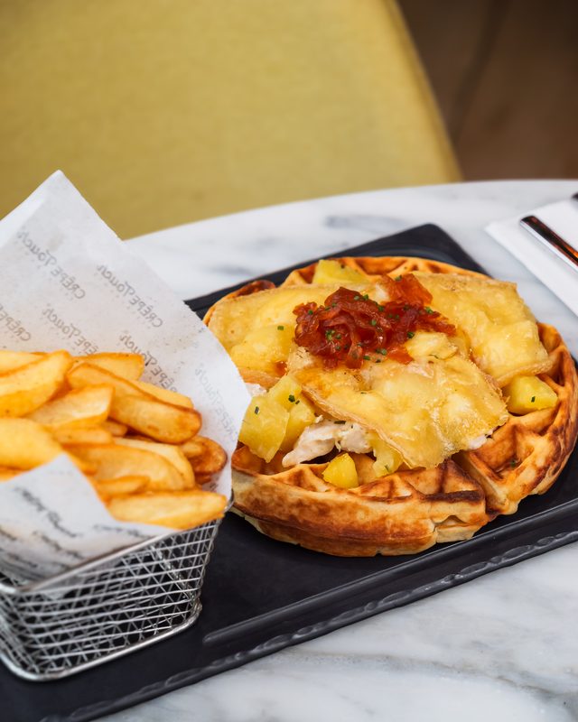 Gaufre salée garnie de fromage fondu avec frites