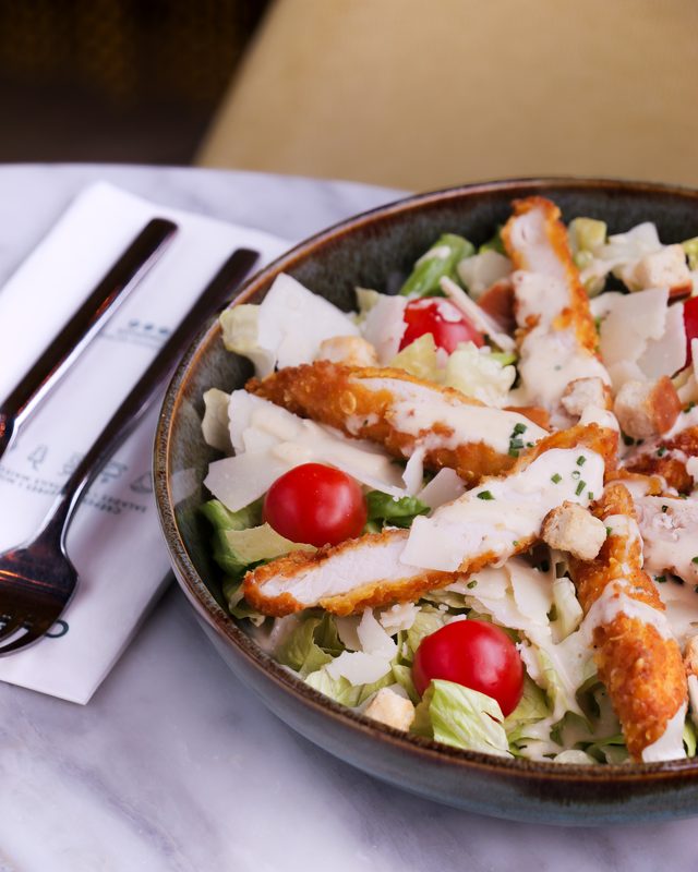 Salade Caesar avec poulet croustillant et tomates cerises