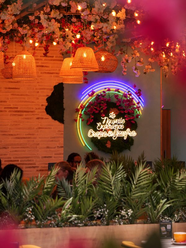 Enseigne néon La Nouvelle Expérience Crêpe et Gaufre avec décoration florale