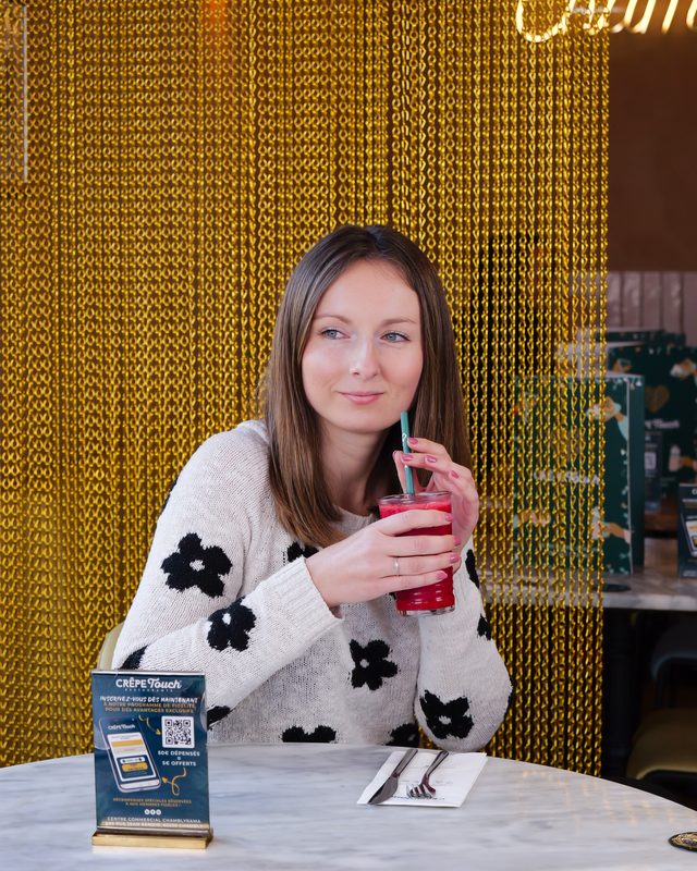 Cliente dégustant un smoothie frais chez Crêpe Touch