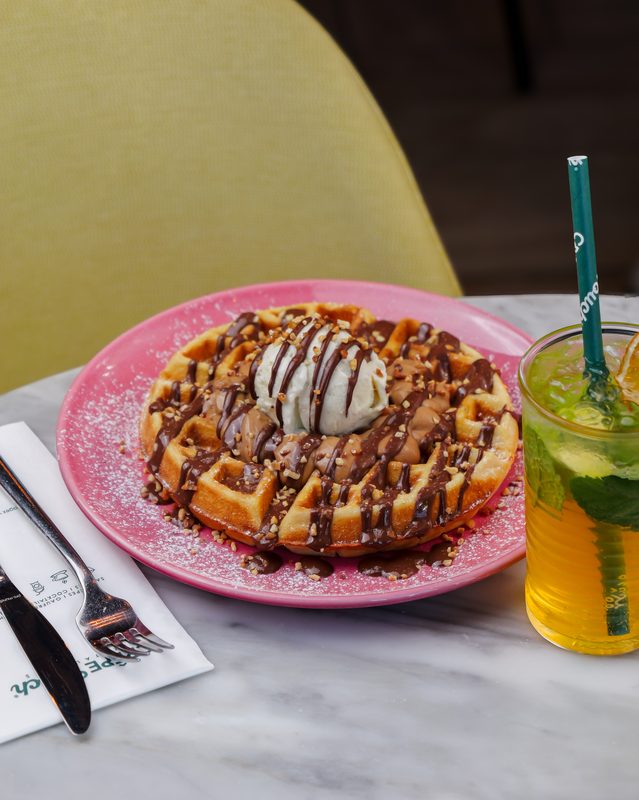 Gaufre sucrée au chocolat avec boule de glace vanille