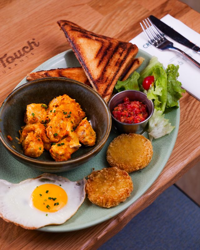 Assiette Bollywood Brunch avec toast grillé et oeuf au plat