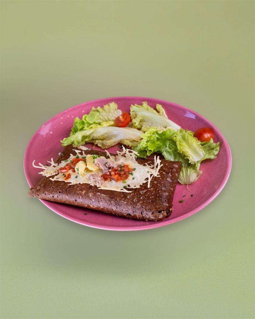 Crêpe salée au thon et légumes frais