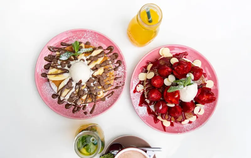Crêpes sucrées garnies de fruits frais et chantilly