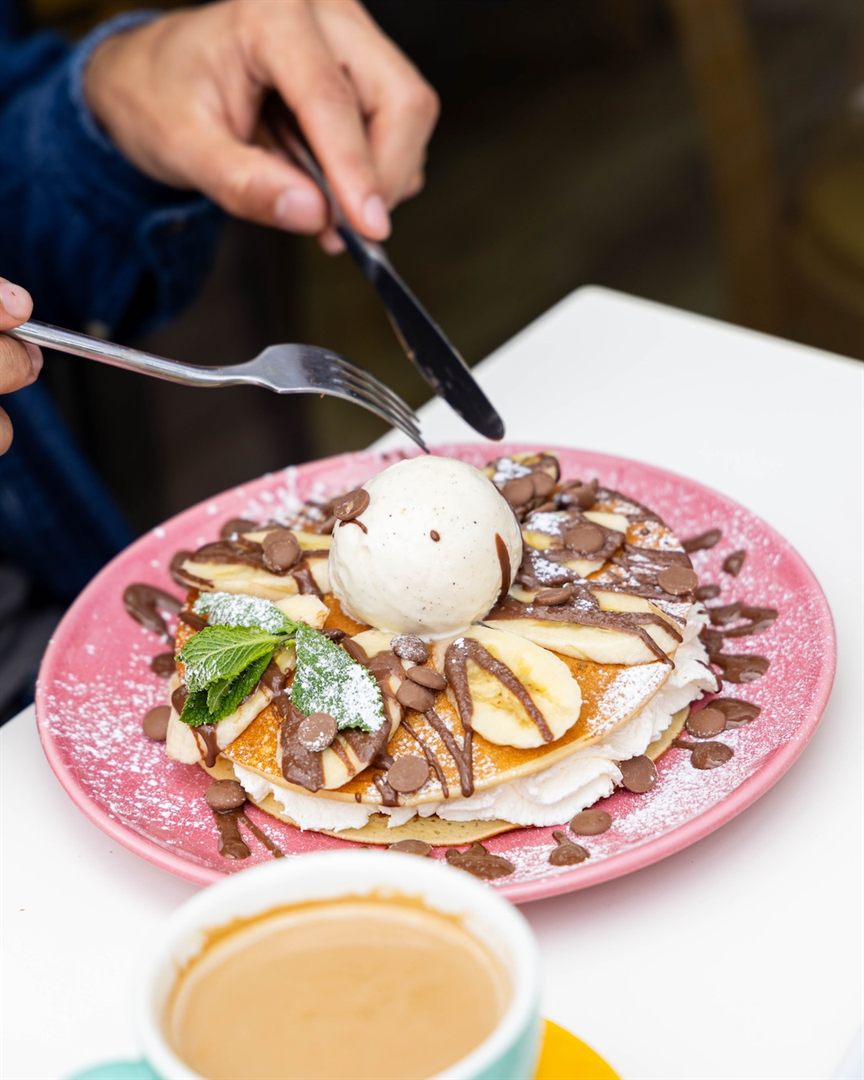 Pancake au chocolat avec glace vanille et chantilly