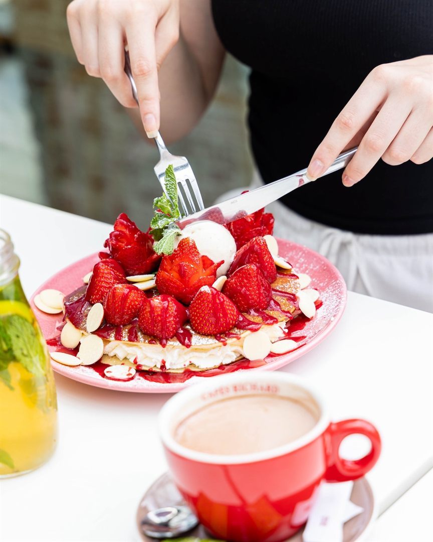 Pancakes garnis de fraises et chantilly à Chambly