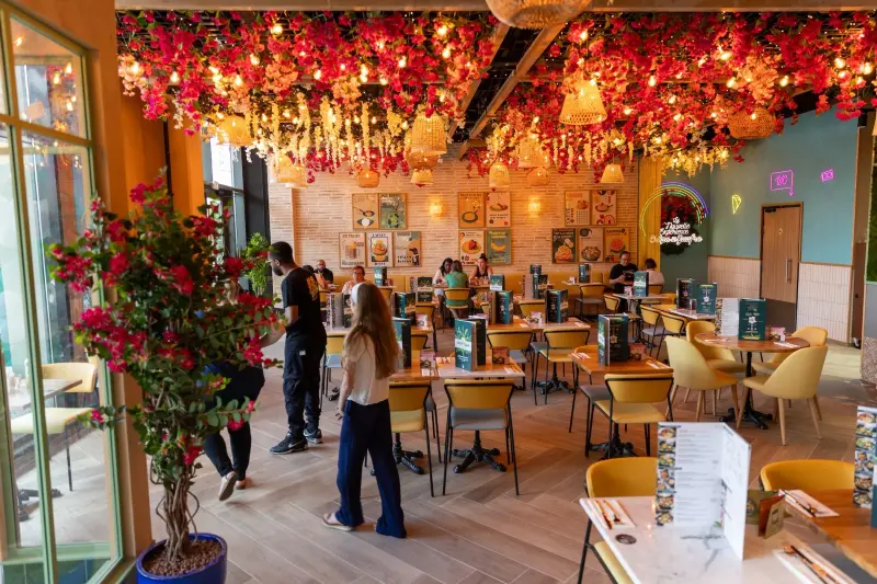 Salle animée du restaurant Crêpe Touch avec clients et ambiance chaleureuse