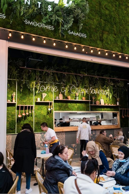 Service à table avec plat signature et boisson fraîche